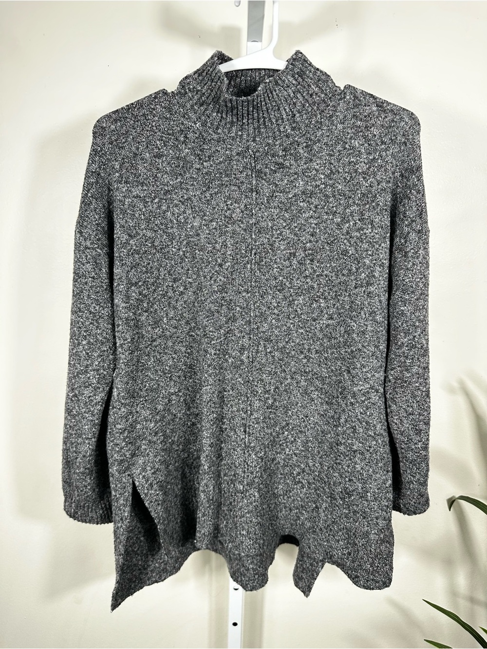 026. Tahari Gray Marled Mock Neck Tunic Sweater Side Slits Small ptp 23”